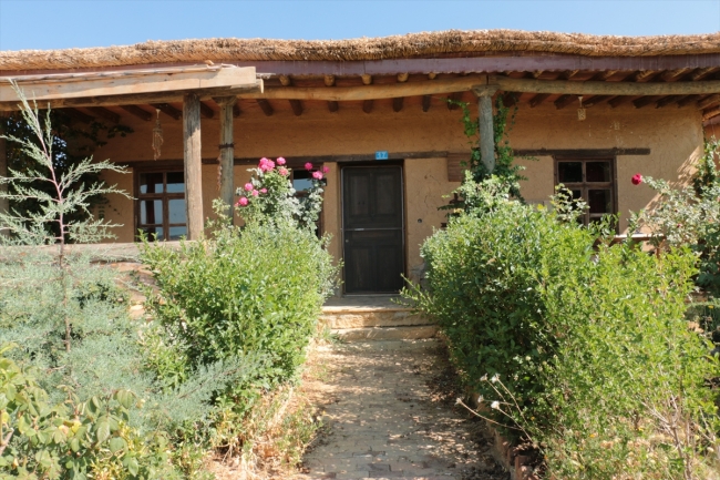 Şükran Köyü'nün kerpiç evleri tasarımıyla ilgi odağı